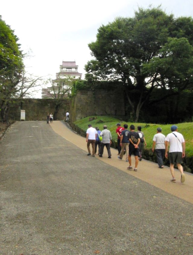 いざ鶴ヶ城見学へ